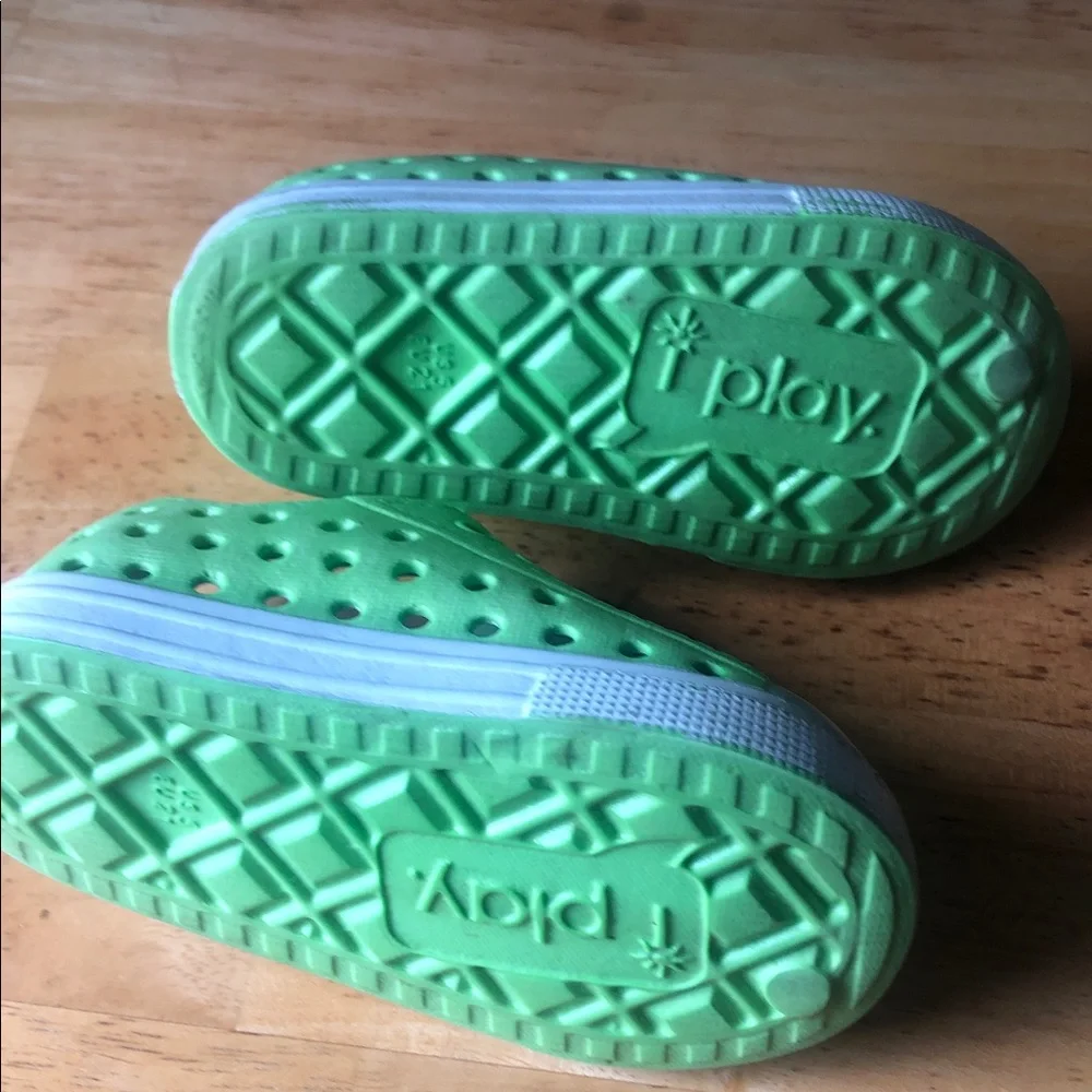 Kids I play Green Slip-On Water-Resistant Shoes